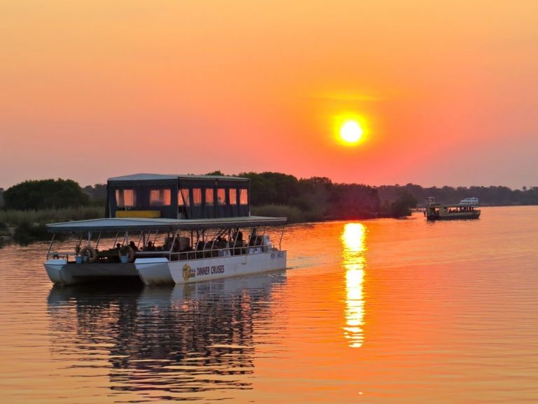 שייט רומנטי על נהר הזמבזי לאור השקיעה