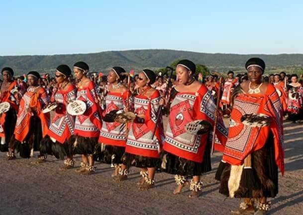 מקלת נשים שרות בסווזילנד
